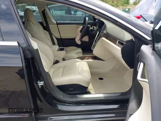 2017 Tesla Model S 60 z VIN 5YJSA1E13HF228486, wystawiony jako IAAI lot #42092686 z przebiegiem 78 089 mil mil oraz . Historia ofert i sprzedaży dostępna na DreamBid. Obrazek 5.