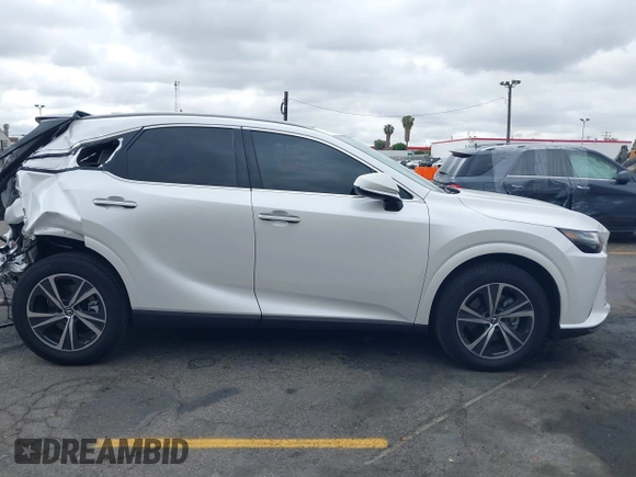 2024 Lexus RX 350 z VIN 2T2BAMBA5RC043718, wystawiony jako IAAI lot #42162415 z przebiegiem 5577 mil mil oraz . Historia ofert i sprzedaży dostępna na DreamBid. Obrazek 13.