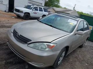2004 Toyota Camry LE with VIN 4T1BE32K64U265994, listed as a IAAI auction lot 42015312 with 273,408 mi miles. Bid and sale history available at carsss.com. Image 2.