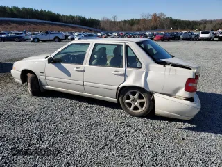 1998 Volvo S70 z VIN YV1LS5538W1465730, wystawiony jako Copart lot #84165414 z przebiegiem 182 073 mil mil oraz Szkody całkowita. Historia ofert i sprzedaży dostępna na DreamBid. Obrazek 2.