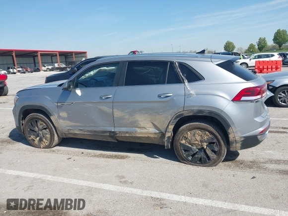 2024 Volkswagen Atlas SE z VIN 1V2KE2CA3RC243791, wystawiony jako IAAI lot #42037645 z przebiegiem 24 932 mil mil oraz . Historia ofert i sprzedaży dostępna na DreamBid. Obrazek 14.