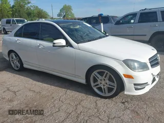 2014 Mercedes-Benz C 300 Sport z VIN WDDGF8AB4ER303108, wystawiony jako IAAI lot #42090995 z przebiegiem Nie podano mil oraz . Historia ofert i sprzedaży dostępna na DreamBid. Obrazek 1.