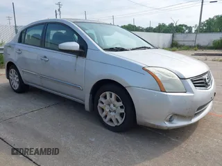 2010 Nissan Sentra S z VIN 3N1AB6AP7AL684727, wystawiony jako IAAI lot #42417558 z przebiegiem 212 666 mil mil oraz . Historia ofert i sprzedaży dostępna na DreamBid. Obrazek 1.