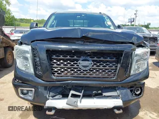 2017 Nissan Titan Platinum Reserve z VIN 1N6AA1F43HN500781, wystawiony jako IAAI lot #42220311 z przebiegiem 133 612 mil mil oraz . Historia ofert i sprzedaży dostępna na DreamBid. Obrazek 12.