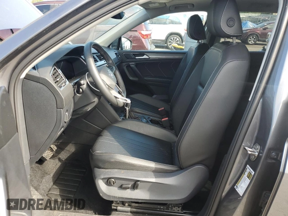 2024 Volkswagen Tiguan SE z VIN 3VVMB7AX3RM078249, wystawiony jako Copart lot #57566155 z przebiegiem 25 713 mil mil oraz Szkoda całkowita • Salvage title. Historia ofert i sprzedaży dostępna na DreamBid. Obrazek 7.