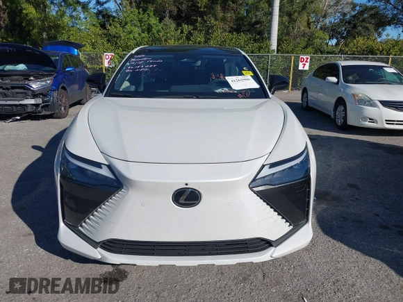 2024 Lexus RZ 300e Premium z VIN JTJABABB3RA002882, wystawiony jako IAAI lot #41262906 z przebiegiem 8 114 mil mil oraz . Historia ofert i sprzedaży dostępna na DreamBid. Obrazek 13.