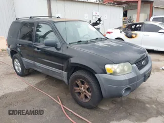 2007 Ford Escape XLT with VIN 1FMCU03Z87KA66723, listed as a IAAI auction lot 42071912 with 170,602 mi miles. Bid and sale history available at carsss.com. Image 1.
