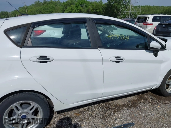 2018 Ford Fiesta SE z VIN 3FADP4EJXJM100407, wystawiony jako IAAI lot #42285374 z przebiegiem 90 261 mil mil oraz . Historia ofert i sprzedaży dostępna na DreamBid. Obrazek 13.