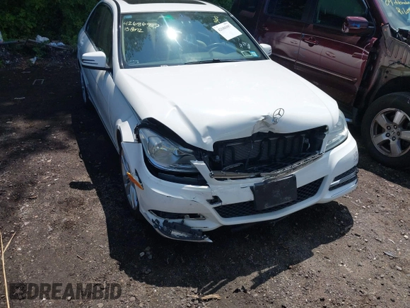 2013 Mercedes-Benz C 300 Sport z VIN WDDGF8ABXDA842362, wystawiony jako IAAI lot #42686987 z przebiegiem 84 145 mil mil oraz . Historia ofert i sprzedaży dostępna na DreamBid. Obrazek 6.