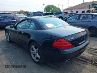 2005 Mercedes-Benz SL 500 z VIN WDBSK75F25F088450, wystawiony jako IAAI lot #42424662 z przebiegiem 104 259 mil mil oraz . Historia ofert i sprzedaży dostępna na DreamBid. Obrazek 3.