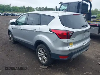 2019 Ford Escape SE z VIN 1FMCU9GD8KUA73154, wystawiony jako IAAI lot #42258644 z przebiegiem 37 090 mil mil oraz . Historia ofert i sprzedaży dostępna na DreamBid. Obrazek 3.