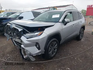 2024 Toyota RAV4 Hybrid XLE Premium z VIN 4T3B6RFV2RU151316, wystawiony jako IAAI lot #42171500 z przebiegiem 4 801 mil mil oraz . Historia ofert i sprzedaży dostępna na DreamBid. Obrazek 2.