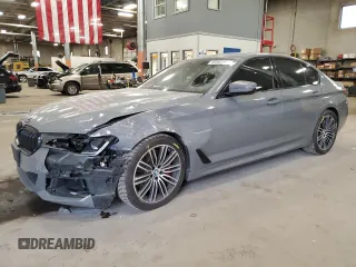 2021 BMW 5 Series M550i xDrive z VIN WBA13BK05MCG04409, wystawiony jako Copart lot #49584185 z przebiegiem 30 422 mil mil oraz Szkoda całkowita • Salvage title. Historia ofert i sprzedaży dostępna na DreamBid. Obrazek 1.