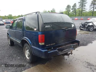 2000 Chevrolet Blazer LT z VIN 1GNDT13W9Y2350118, wystawiony jako IAAI lot #42255823 z przebiegiem 255 056 mil mil oraz . Historia ofert i sprzedaży dostępna na DreamBid. Obrazek 3.