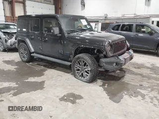 2024 Jeep Wrangler High Altitude z VIN 1C4RJXU69RW196607, wystawiony jako IAAI lot #41627316 z przebiegiem 2 670 mil mil oraz . Historia ofert i sprzedaży dostępna na DreamBid. Obrazek 1.