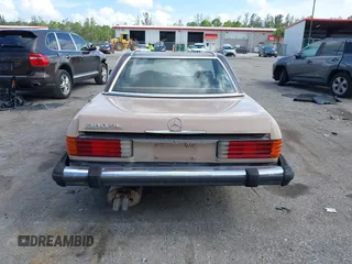 1983 Mercedes-Benz 380 SL z VIN WDBBA45A1DB020815, wystawiony jako IAAI lot #42548157 z przebiegiem 104 615 mil mil oraz . Historia ofert i sprzedaży dostępna na DreamBid. Obrazek 16.