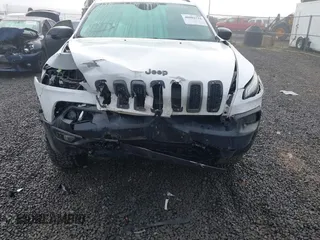 2017 Jeep Cherokee Trailhawk L Plus with VIN 1C4PJMBS2HD225011, listed as a IAAI auction lot 40802716 with 73,714 mi miles. Bid and sale history available at carsss.com. Image 6.