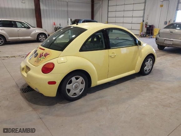 2001 Volkswagen New Beetle GLS with VIN 3VWCP21C01M423993, listed as a IAAI auction lot 41777392 with NaN miles. Bid and sale history available at carsss.com. Image 4.
