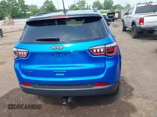 2024 Jeep Compass Latitude z VIN 3C4NJDBN4RT106311, wystawiony jako IAAI lot #42474517 z przebiegiem 9 027 mil mil oraz . Historia ofert i sprzedaży dostępna na DreamBid. Obrazek 16.