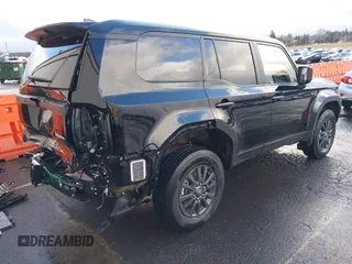 2024 Toyota Land Cruiser z VIN JTEABFAJ7RK015987, wystawiony jako IAAI lot #41168318 z przebiegiem 1662 mil mil oraz . Historia ofert i sprzedaży dostępna na DreamBid. Obrazek 4.