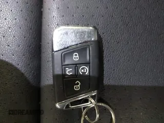 2021 Volkswagen Atlas SE z VIN 1V2HR2CA3MC539997, wystawiony jako IAAI lot #41977786 z przebiegiem 77 372 mil mil oraz . Historia ofert i sprzedaży dostępna na DreamBid. Obrazek 11.