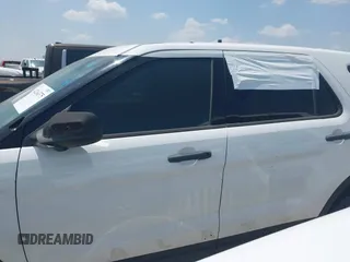 2017 Ford Police Interceptor Utility z VIN 1FM5K8ARXHGB40700, wystawiony jako IAAI lot #42264375 z przebiegiem Nie podano mil oraz . Historia ofert i sprzedaży dostępna na DreamBid. Obrazek 13.