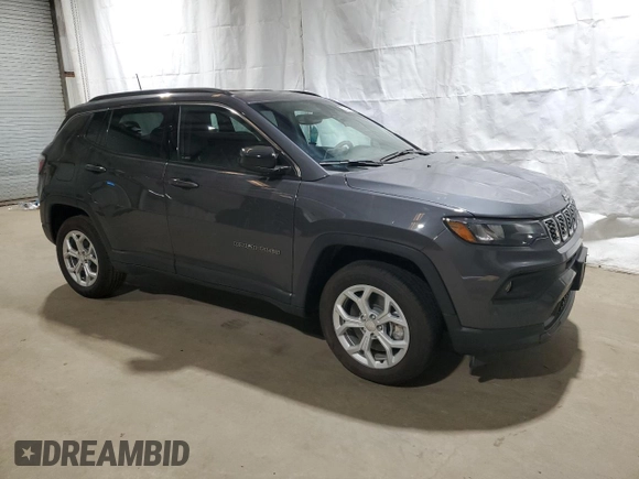 2024 Jeep Compass Latitude z VIN 3C4NJDBN3RT120345, wystawiony jako Copart lot #45423375 z przebiegiem 985 mil mil oraz Czysty tytuł • Clean title. Historia ofert i sprzedaży dostępna na DreamBid. Obrazek 4.