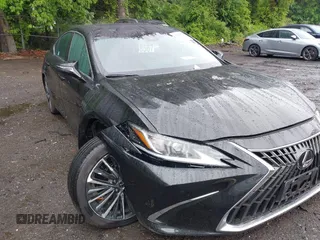 2025 Lexus ES 350 z VIN 58ADZ1B1XSU191512, wystawiony jako IAAI lot #42289855 z przebiegiem 9 397 mil mil oraz . Historia ofert i sprzedaży dostępna na DreamBid. Obrazek 1.