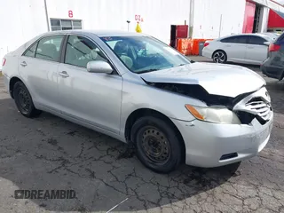 2008 Toyota Camry LE z VIN 4T1BE46KX8U229182, wystawiony jako IAAI lot #41925432 z przebiegiem 197 454 mil mil oraz . Historia ofert i sprzedaży dostępna na DreamBid. Obrazek 1.