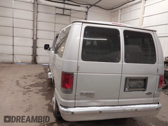 2008 Ford Econoline Passenger XL with VIN 1FBNE31L78DA28548, listed as a IAAI auction lot 41365324 with 175,585 mi miles. Bid and sale history available at carsss.com. Image 3.