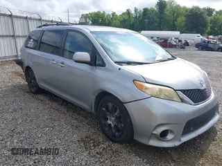 2013 Toyota Sienna SE с VIN 5TDXK3DC1DS290542, выставлен на аукционе IAAI как лот 42149539 с пробегом 359 992 миль миль и . История ставок и продаж доступна на DreamBid. Изображение 1.