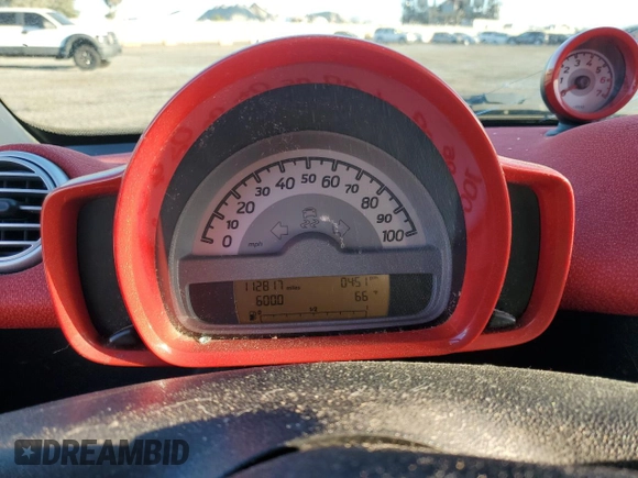 2013 Smart fortwo Passion z VIN WMEEK3BA3DK661248, wystawiony jako Copart lot #81115694 z przebiegiem 112 817 mil mil oraz Szkoda całkowita • Salvage title. Historia ofert i sprzedaży dostępna na DreamBid. Obrazek 9.
