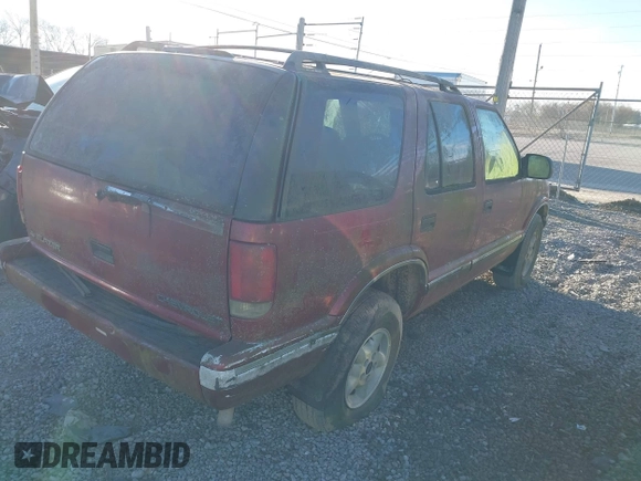 1997 Chevrolet Blazer LS z VIN 1GNDT13W3V2232285, wystawiony jako IAAI lot #41710231 z przebiegiem 1 930 079 mil mil oraz . Historia ofert i sprzedaży dostępna na DreamBid. Obrazek 4.