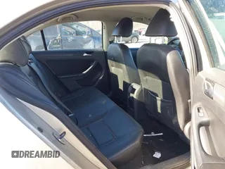 2014 Volkswagen Jetta SE z VIN 3VWD17AJ7EM316320, wystawiony jako IAAI lot #41464760 z przebiegiem 176 498 mil mil oraz . Historia ofert i sprzedaży dostępna na DreamBid. Obrazek 8.
