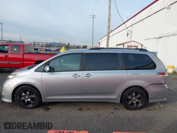 2011 Toyota Sienna SE with VIN 5TDXK3DC4BS070311, listed as a IAAI auction lot 41379741 with 138,589 mi miles. Bid and sale history available at carsss.com. Image 14.