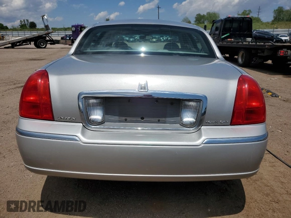 2006 Lincoln Town Car Signature z VIN 1LNHM81W86Y651116, wystawiony jako Copart lot #57908765 z przebiegiem 170 692 mil mil oraz Tytuł czysty. Historia ofert i sprzedaży dostępna na DreamBid. Obrazek 6.