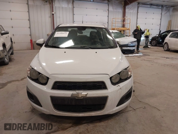 2012 Chevrolet Sonic LT z VIN 1G1JC5SH3C4105827, wystawiony jako IAAI lot #41580695 z przebiegiem 193 398 mil mil oraz . Historia ofert i sprzedaży dostępna na DreamBid. Obrazek 12.