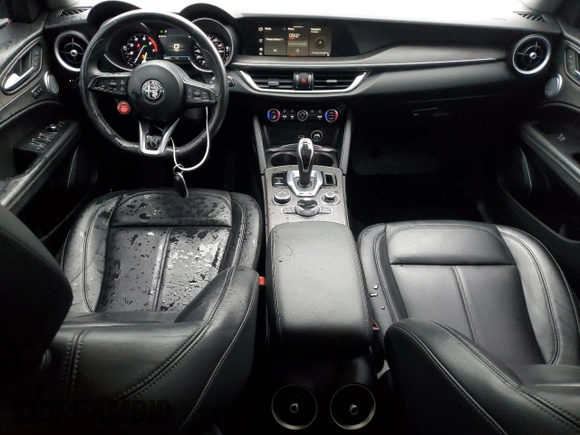 2020 Alfa Romeo Stelvio Ti z VIN ZASPAKBN9L7C94128, wystawiony jako Copart lot #56129775 z przebiegiem 54 042 mil mil oraz Szkody całkowita. Historia ofert i sprzedaży dostępna na DreamBid. Obrazek 8.