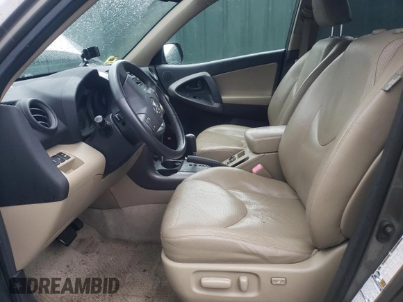 2010 Toyota RAV4 Limited z VIN JTMDK4DV6AD012804, wystawiony jako Copart lot #56024605 z przebiegiem Nie podano mil oraz Szkoda całkowita • Salvage title. Historia ofert i sprzedaży dostępna na DreamBid. Obrazek 7.