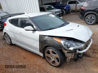 2013 Hyundai Veloster Turbo z VIN KMHTC6AE2DU128607, wystawiony jako IAAI lot #41788836 z przebiegiem 115 500 mil mil oraz . Historia ofert i sprzedaży dostępna na DreamBid. Obrazek 14.