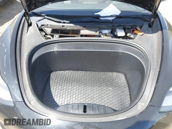 2018 Tesla Model 3 Long Range Battery z VIN 5YJ3E1EB6JF086612, wystawiony jako IAAI lot #42149440 z przebiegiem 101 170 mil mil oraz . Historia ofert i sprzedaży dostępna na DreamBid. Obrazek 10.