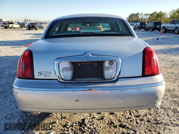 2002 Lincoln Town Car Signature z VIN 1LNHM82W92Y671562, wystawiony jako Copart lot #47391265 z przebiegiem Nie podano mil oraz Szkoda całkowita • Salvage title. Historia ofert i sprzedaży dostępna na DreamBid. Obrazek 6.