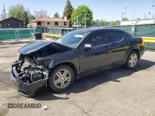 2013 Dodge Avenger SXT z VIN 1C3CDZCGXDN709157, wystawiony jako Copart lot #56913975 z przebiegiem 119 260 mil mil oraz Szkoda całkowita • Salvage title. Historia ofert i sprzedaży dostępna na DreamBid. Obrazek 1.