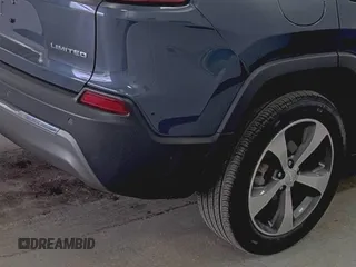 2020 Jeep Cherokee Limited с VIN 1C4PJLDB4LD538349, выставлен на аукционе IAAI как лот 42772992 с пробегом 58 738 миль миль и . История ставок и продаж доступна на DreamBid. Изображение 24.