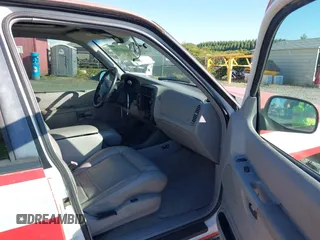 1998 Ford Explorer XL z VIN 1FMZU34E7WZB09834, wystawiony jako IAAI lot #42661901 z przebiegiem 151 236 mil mil oraz . Historia ofert i sprzedaży dostępna na DreamBid. Obrazek 5.