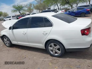 2008 Volkswagen Jetta SE z VIN 3VWRM71K38M176776, wystawiony jako IAAI lot #42244339 z przebiegiem 183 673 mil mil oraz . Historia ofert i sprzedaży dostępna na DreamBid. Obrazek 13.