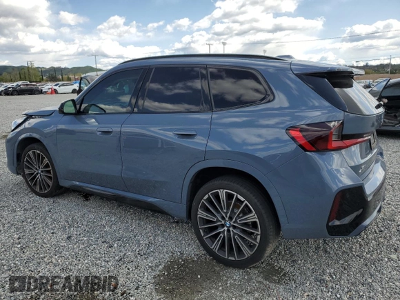 2023 BMW X1 xDrive28i z VIN WBX73EF00P5W09504, wystawiony jako Copart lot #51855325 z przebiegiem 37 759 mil mil oraz Szkoda całkowita • Salvage title. Historia ofert i sprzedaży dostępna na DreamBid. Obrazek 2.