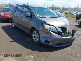 2015 Toyota Sienna LE AAS z VIN 5TDKK3DC6FS649056, wystawiony jako IAAI lot #41978844 z przebiegiem 182 694 mil mil oraz . Historia ofert i sprzedaży dostępna na DreamBid. Obrazek 1.