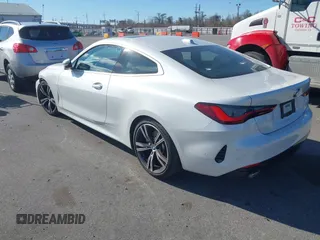 2024 BMW 4 Series 430i z VIN WBA53AP04RCN45331, wystawiony jako IAAI lot #41592661 z przebiegiem 10 078 mil mil oraz . Historia ofert i sprzedaży dostępna na DreamBid. Obrazek 3.