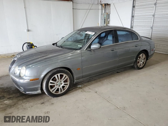 2003 Jaguar S-Type z VIN SAJEA01U93HM88490, wystawiony jako Copart lot #55721795 z przebiegiem 192 773 mil mil oraz Tytuł czysty. Historia ofert i sprzedaży dostępna na DreamBid. Obrazek 1.
